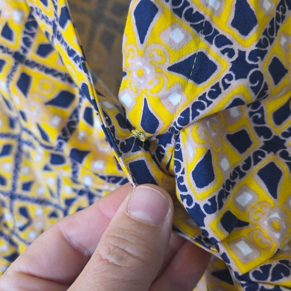 Talbots Womens Shirt Size Large Geometric Yellow Blue Pullover V Neck Stretch - Picture 5 of 9
